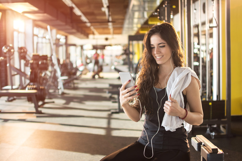 Fitnesstrainerin macht Selfie im Fitnessstudio