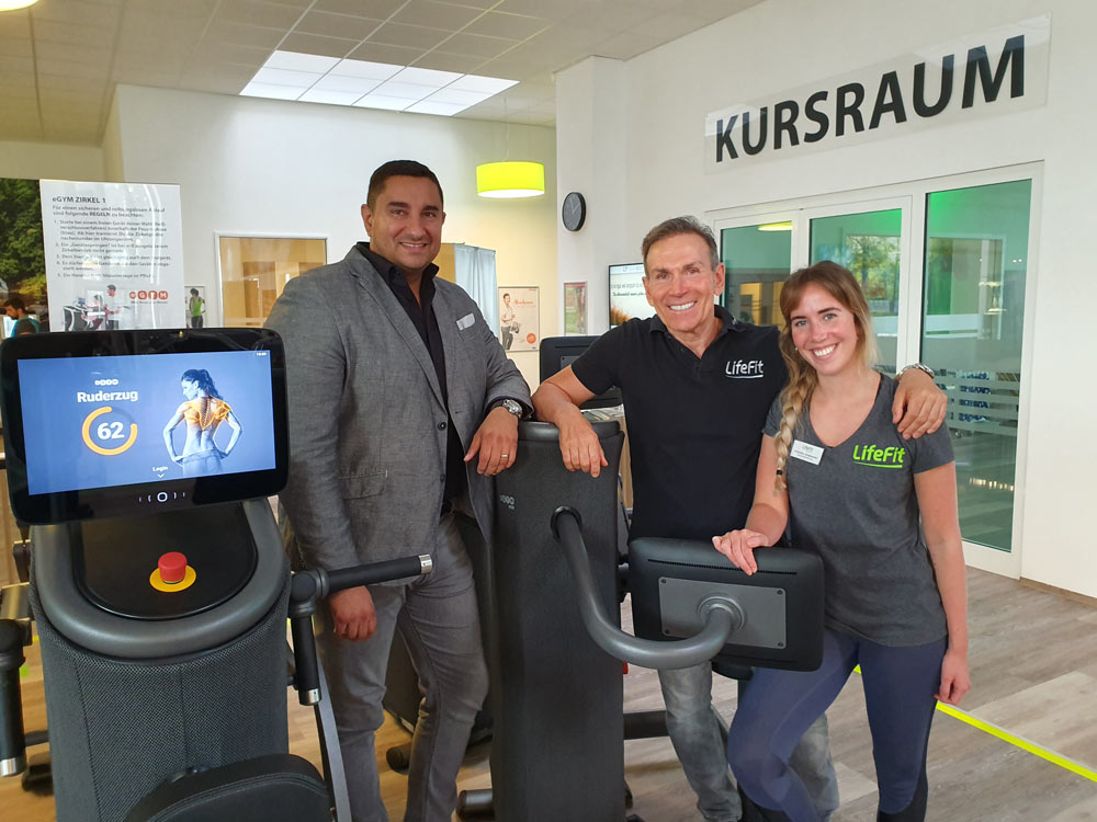 Marc Wisner von eGym mit Frank und Jennifer Krajewski