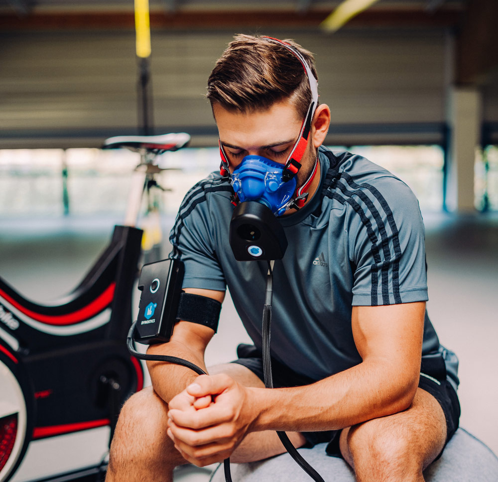 Fitnessstudiomitglied macht eine Atemgasanalyse mit einem Gerät von Dynostics