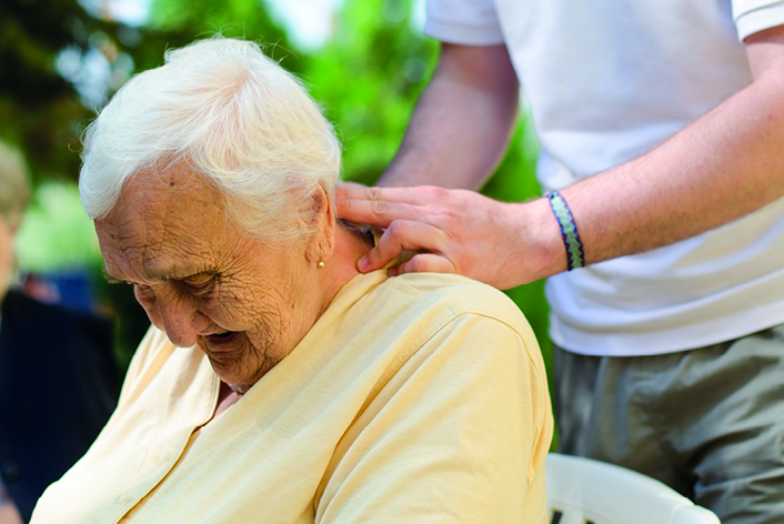 Alte Frau wird physiotherapeutisch behandelt